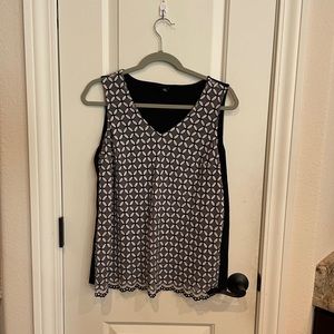 Roz & Ali Black and white sleeveless top.